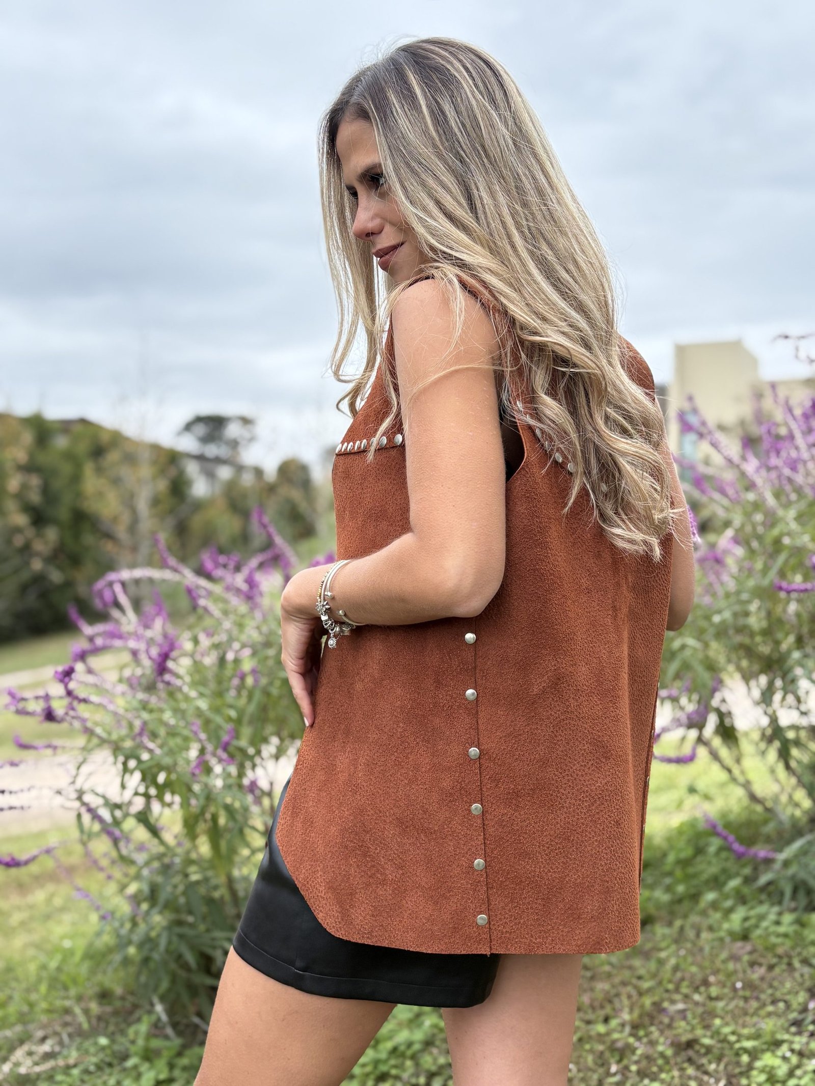 Modelo con traje a cuadros de Elben